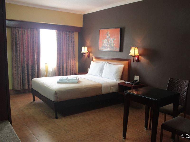 Pamulinawen Hotel Laoag Buitenkant foto