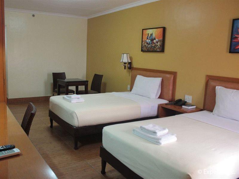Pamulinawen Hotel Laoag Buitenkant foto