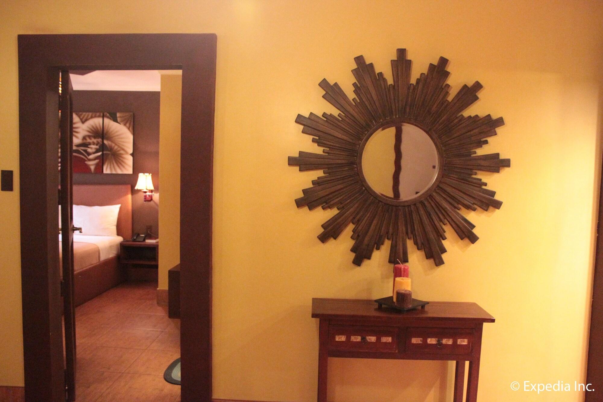 Pamulinawen Hotel Laoag Buitenkant foto