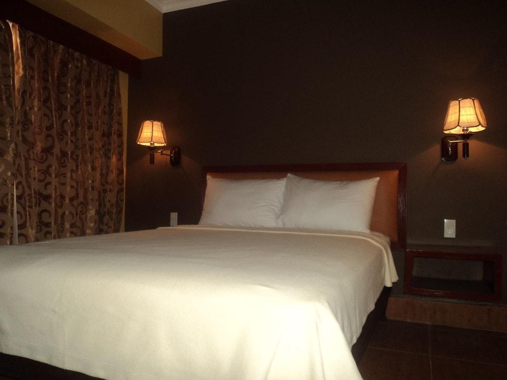 Pamulinawen Hotel Laoag Buitenkant foto