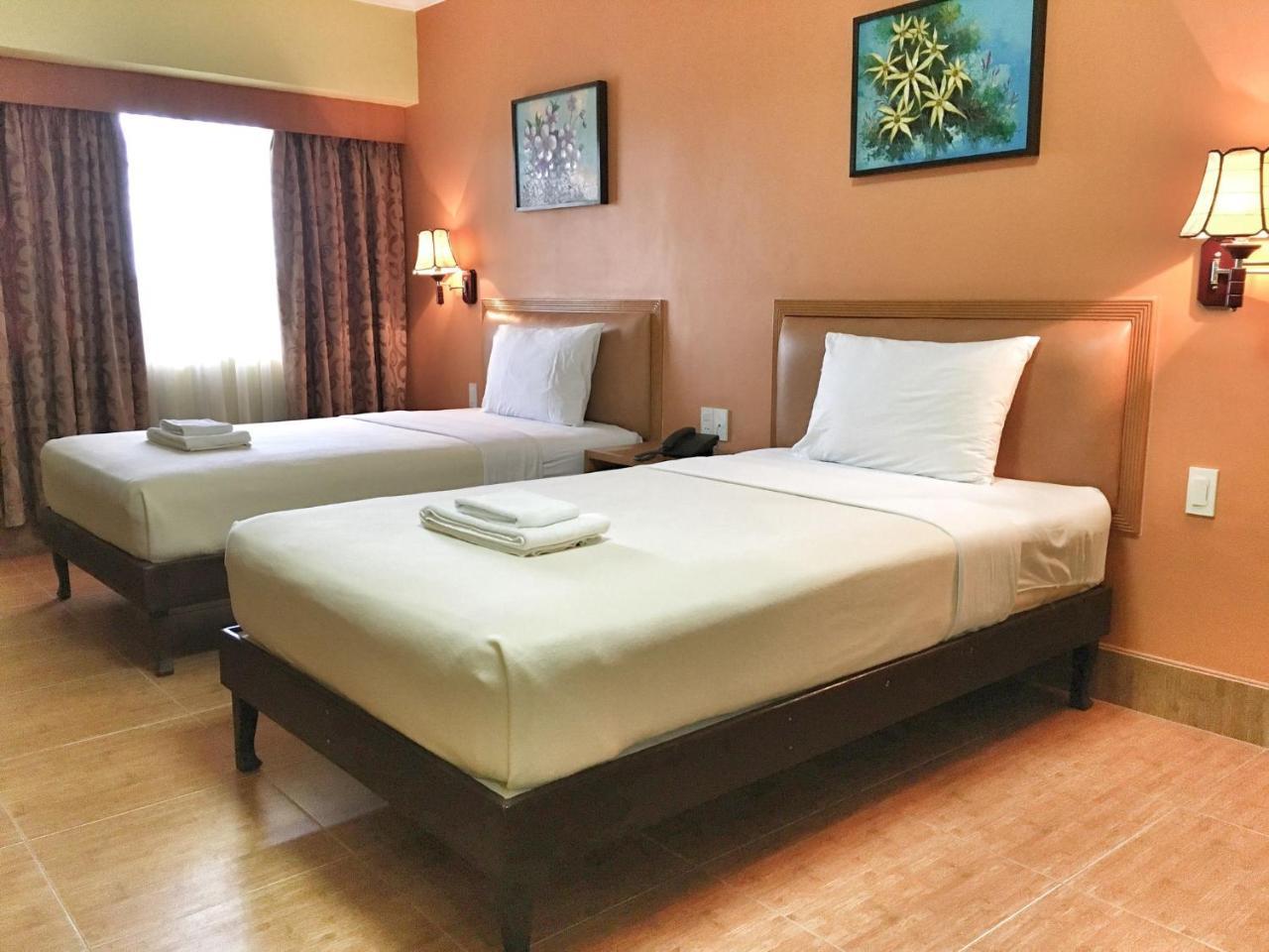 Pamulinawen Hotel Laoag Buitenkant foto